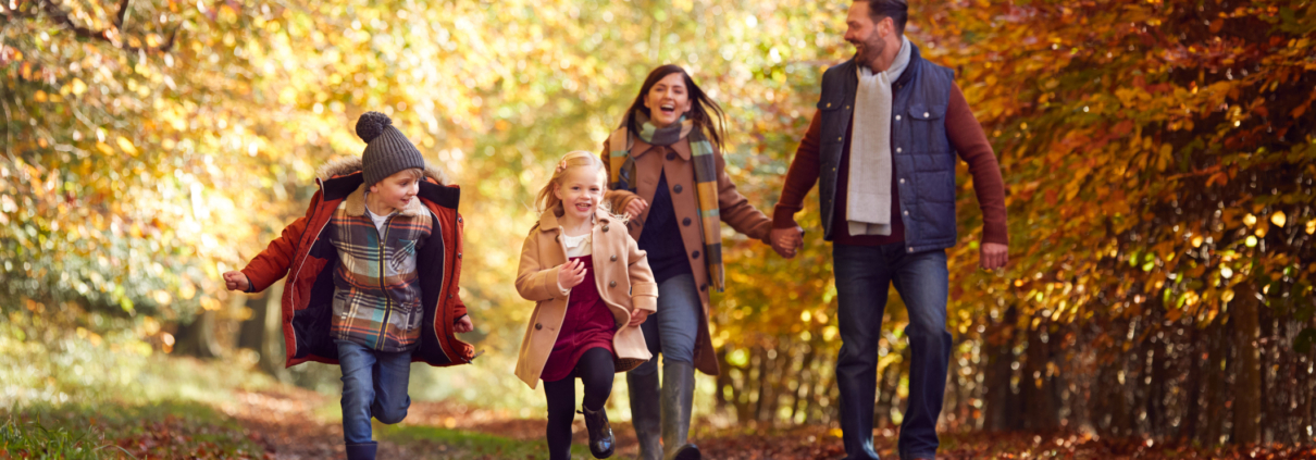Familie beim Waldspaziergang im Herbst - Symbolbild: Getty Images / monkeybusinessimages / iStock / Getty Images Plus