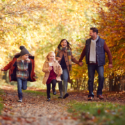 Familie beim Waldspaziergang im Herbst - Symbolbild: Getty Images / monkeybusinessimages / iStock / Getty Images Plus