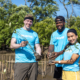 Junge Freiwillige setzen sich für ein Naturprojekt ein. Symbolbild: Getty Images / Akarawut Lohacharoenvanich / Getty Images Plus